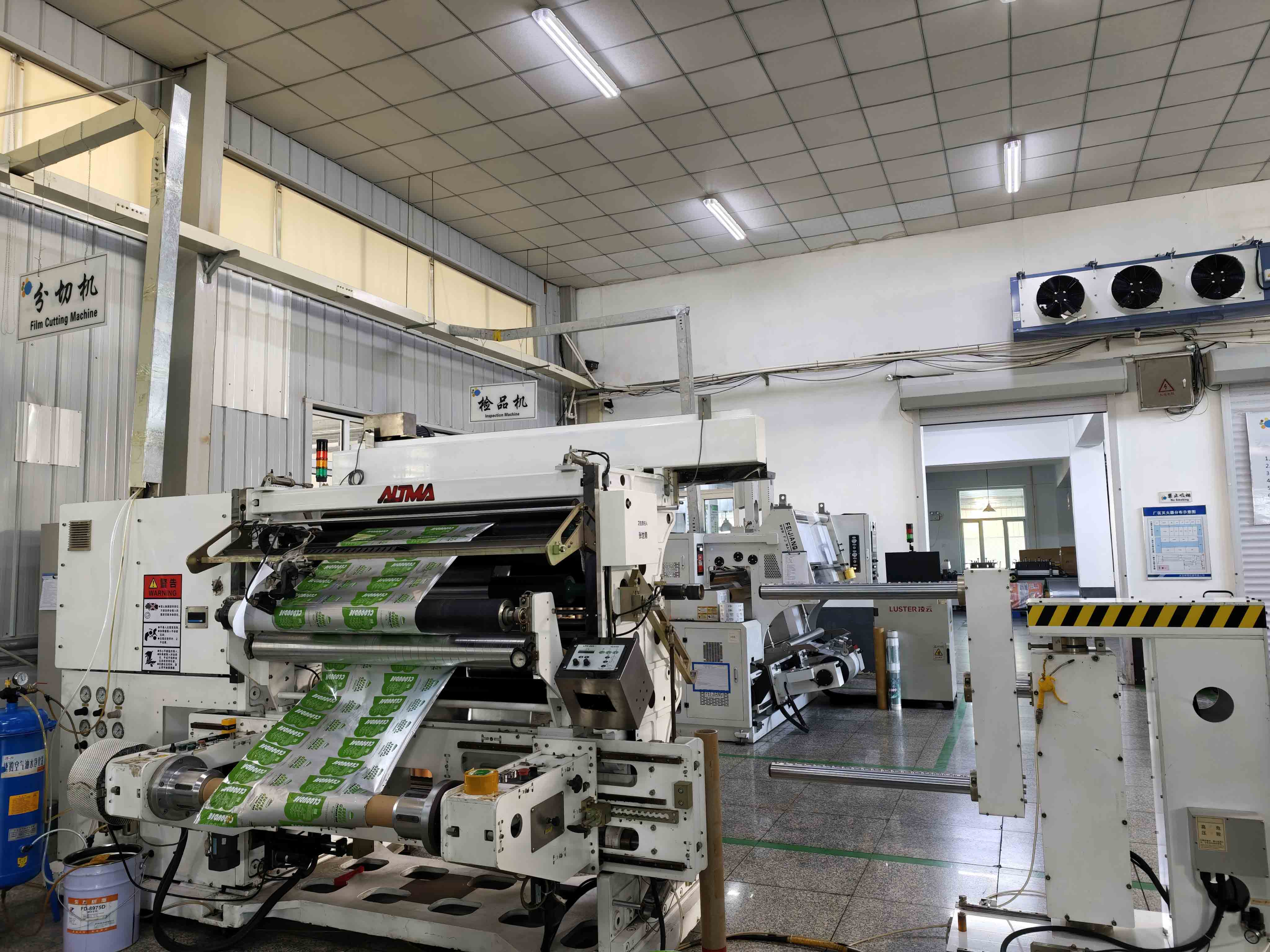 Film-cutting or pouch-converting equipment for flexible packaging