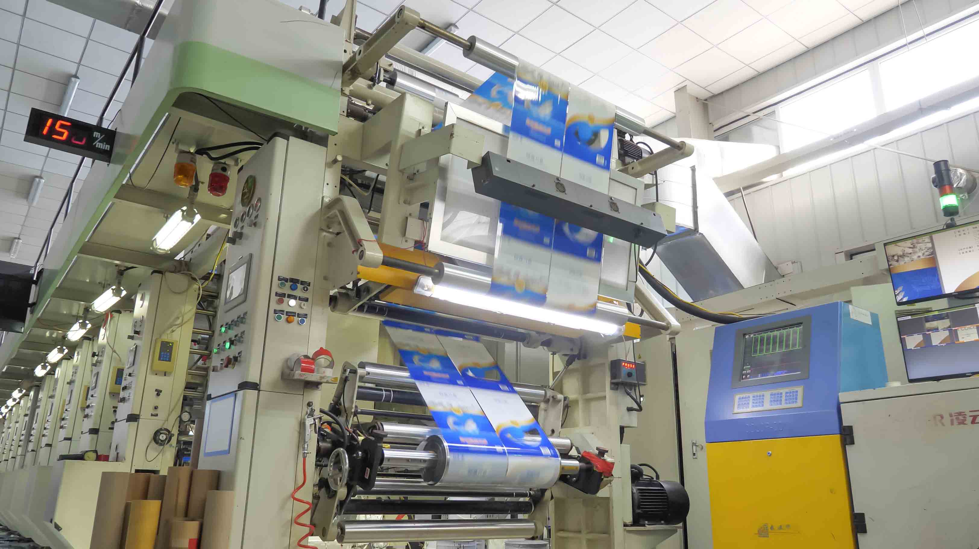 Mylarbag flexible pouch-converting equipment used to make bag seams before filling